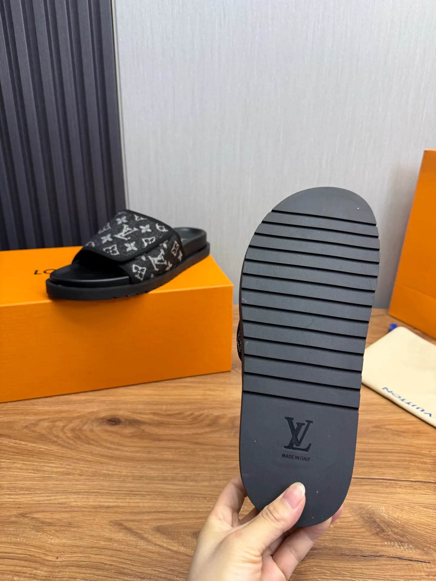 Men's shoes 💰340💰 ▪️LV's popular Little Red Book popular slippers hot sale: 1 shipment✅ Super textured and comfortable slippers, original TPU outsole. Authentic counter box drawer box packaging 🎁Size 38-45